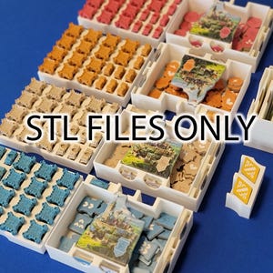 Puede incluir: Organizador blanco impreso en 3D con compartimentos para guardar diversas piezas de juego, incluyendo pequeñas fichas, tokens y cartas. El organizador está etiquetado como "STL FILES ONLY".