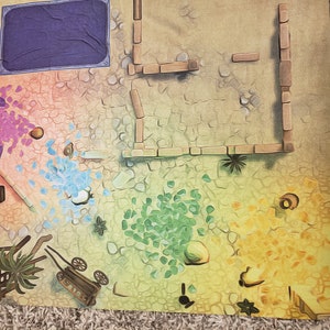 Peut inclure: Un plateau de jeu color&eacute; avec une vari&eacute;t&eacute; de pi&egrave;ces de jeu, dont un chariot en bois, une piscine bleue et un mur en pierre. Le plateau est fait d'un mat&eacute;riau textur&eacute; et a un fond arc-en-ciel.