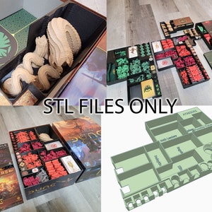 Puede incluir: Un organizador impreso en 3D para el juego de mesa Dune. El organizador tiene compartimentos para diferentes componentes del juego, incluyendo cartas, fichas y miniaturas. El organizador está hecho de plástico negro y tiene un diseño verde y dorado. El texto "STL Files Only" está impreso en la imagen.
