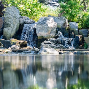 Cascada reflejada en un estanque de impresión fotográfica, Jardín del Parque Japonés Phoenix de Chicago, Fotografía de la naturaleza, Lente Vintage, Bellas Artes
