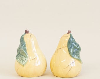 Ceramic salt and pepper shaker in the shape of pears, Vintage, Yellow and green, Ceramic fruits, Kitsch, Kitchen decor, Fake fruits