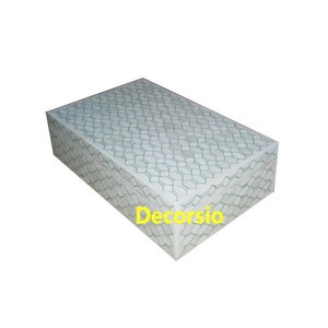 Op de afbeelding: Een witte rechthoekige doos met een groen geometrisch patroon. De doos is gemaakt van hout en heeft een decoratief ontwerp.