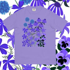 Paars en blauw T-shirt met wilde bloemen en comfortkleuren