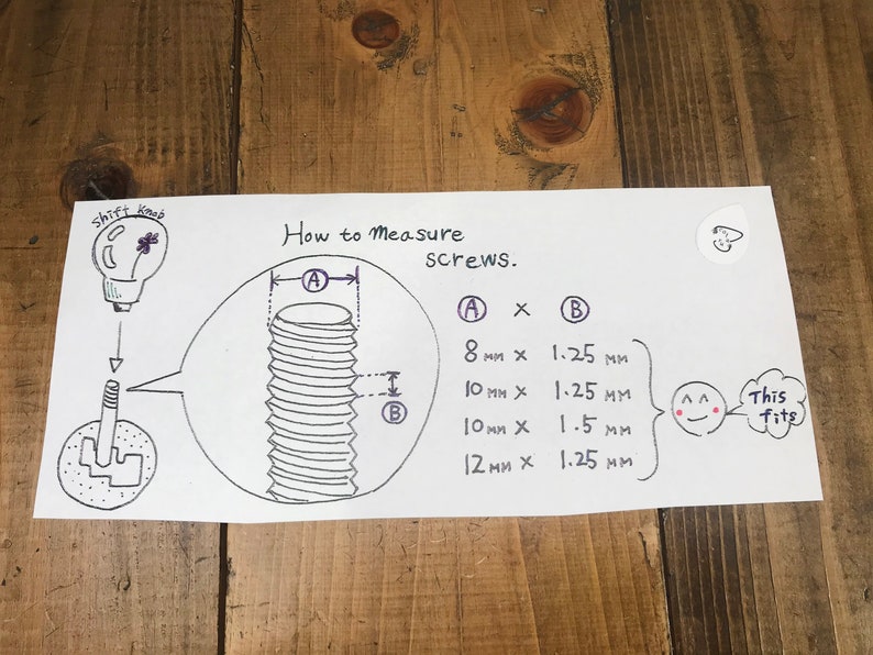 Pu&ograve; includere: Diagramma disegnato a mano che mostra come misurare le viti. Il diagramma mostra una vite con due misure etichettate come A e B. Il testo spiega che A &egrave; il diametro della vite e B &egrave; la lunghezza della vite. Il diagramma include anche una tabella con diverse dimensioni di viti, tra cui 8 mm x 1,25 mm, 10 mm x 1,25 mm, 10 mm x 1,5 mm e 12 mm x 1,25 mm.
