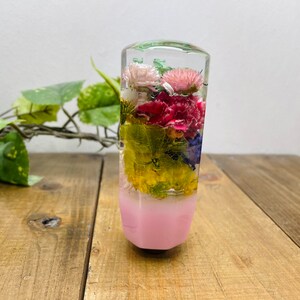 Botão de mudança de flor subaquática flor mão água rosa