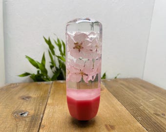 Gałka zmiany biegów z zatopionym kwiatem, kwiat wiśni, różowy