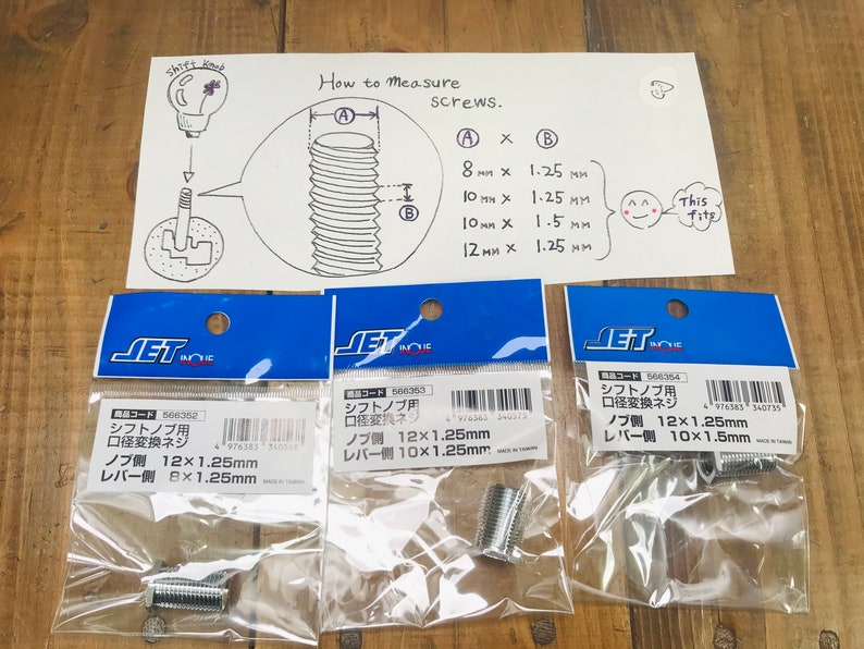 Pu&ograve; includere: Tre confezioni di viti adattatore per pomello del cambio in argento. Le confezioni sono etichettate con il testo "Vite adattatore per pomello del cambio" e le misure delle viti. Le misure sono 12x1,25 mm, 12x1,25 mm e 12x1,5 mm.