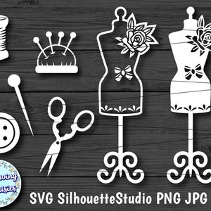 Puede incluir: Un conjunto de archivos de corte SVG en silueta blanca para manualidades y diseño. El conjunto incluye una máquina de coser, un alfiletero, una bobina de hilo, un botón, un par de tijeras y una aguja. El texto "Following Daisies" también está incluido en el conjunto.