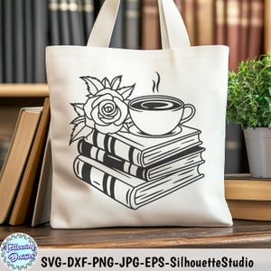 Puede incluir: Una ilustración en blanco y negro de una taza de café y una pila de libros con una rosa en la parte superior. La imagen está en una bolsa de tela blanca.