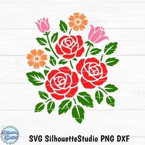 Puede incluir: Una ilustración gráfica digital de un ramo de flores con tres rosas rojas grandes, dos capullos rosados y dos flores naranjas similares a las margaritas con hojas verdes. El texto "Following Daisies SVG SilhouetteStudio PNG DXF" aparece en la parte inferior.