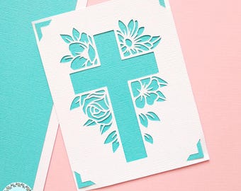 Può includere: Un biglietto bianco con una croce turchese circondata da motivi floreali. Il testo "SVG-SilhouetteStudio" è in fondo al biglietto.