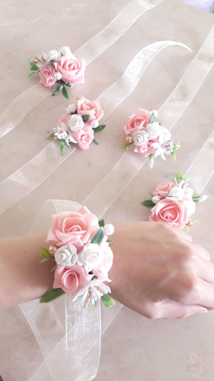 Axnhbubu 4pcs Claret Rose Wedding Girl's Wrist Corsage Bracelets,Bridesmaid Pearl Bracelet,Women's Hand Flowers for Wedding Party Prom,Homecoming