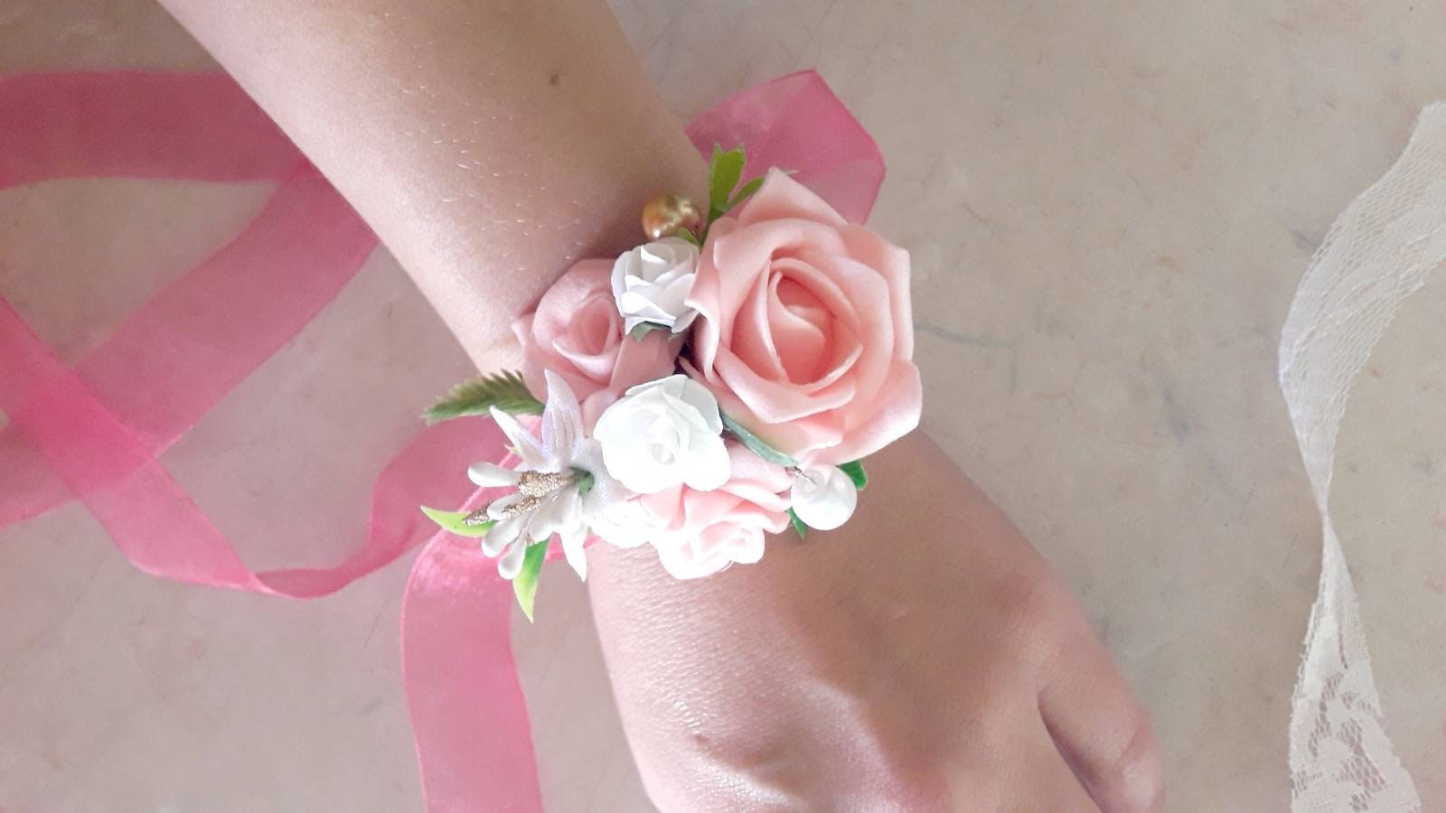 Axnhbubu 8pcs Pink Rose Wedding Girl's Wrist Corsage Bracelets,Bridesmaid  Pearl Bracelet,Women's Hand Flowers for Wedding Party Prom,Homecoming