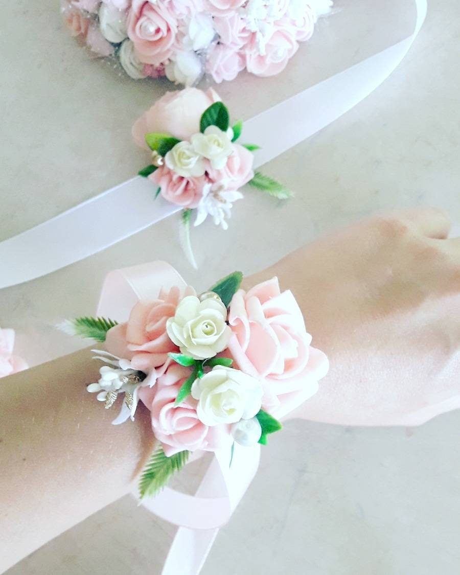 Axnhbubu 8pcs Pink Rose Wedding Girl's Wrist Corsage Bracelets,Bridesmaid Pearl Bracelet,Women's Hand Flowers for Wedding Party Prom,Homecoming