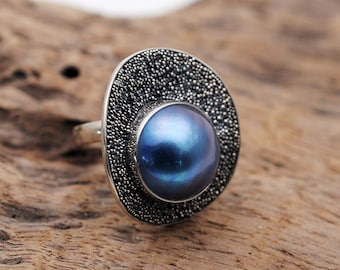 Handgemaakte sterlingzilveren Mabe-parelring: getextureerde halo-statementsieraden