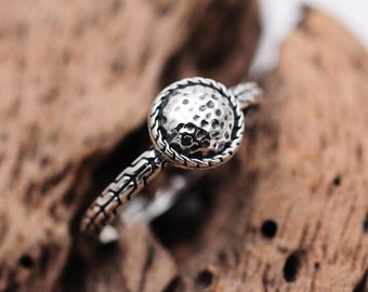 Handgemaakte sterlingzilveren ring met textuur: opvallende sieraden met etnisch motief