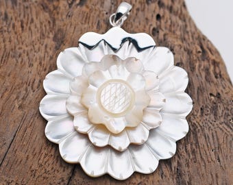 Parelmoer ketting met bloemhanger: 925 sterlingzilveren strandsieraden