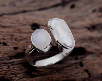 Handgemaakte Biwa-ring met parel en maansteen: minimalistisch sterlingzilver