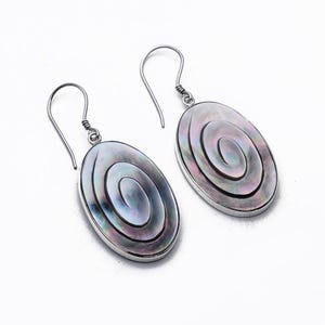 Puede incluir: Un par de pendientes de plata con un diseño en espiral hecho de nácar iridiscente.