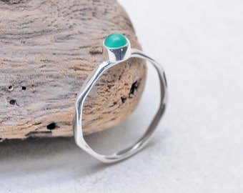 Sterling Silver Ring with a Stunning Green Emerald