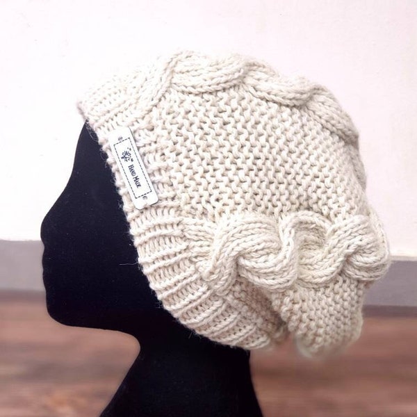 Bonnet ample en tricot pour femme.