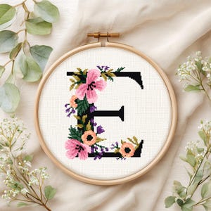 Patrón de punto de cruz floral moderno con la letra E, flor, botánica, naturaleza, bastidor. Descarga instantánea en PDF.