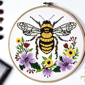 Modern kruissteekpatroon honingbij, bloemenkrans, insecten getelde kruissteekkaart, natuur, borduurring, pdf-direct downloaden