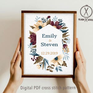 Patrón de punto de cruz personalizado para boda, corona floral, nombres y fecha personalizados (patrón PDF)