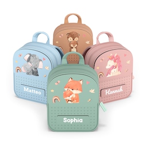 Peut inclure: Cinq sacs à dos colorés pour enfants. Chaque sac à dos présente un motif animalier différent : un éléphant, un ours, un renard, une licorne et un ours. Chaque sac à dos porte un nom imprimé sur le devant : Matteo, Sophia et Hannah.