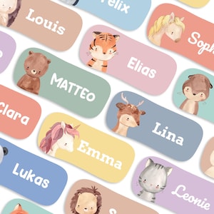 Può includere: Una collezione di etichette colorate con illustrazioni di animali. Ogni etichetta presenta un animale diverso, tra cui un orso, una tigre, un unicorno e un cervo, insieme a un nome in testo bianco. Le etichette sono in vari colori pastello.