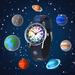 Könnte beinhalten: Eine silberfarbene Armbanduhr mit einem marineblauen Armband, das mit einem farbenfrohen Sonnensystem-Design verziert ist. Das Zifferblatt der Uhr hat einen weißen Hintergrund mit bunten Zahlen und Zeigern. Planeten sind um die Uhr herum angeordnet, vor einem dunkelblauen Sternenhintergrund.