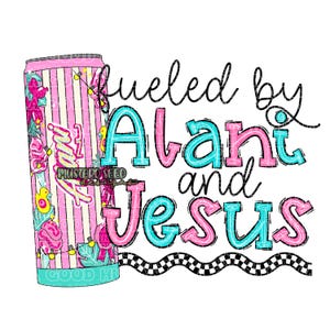 Könnte beinhalten: Ein rosa-weiß gestreifter Becher mit floralen und tropischen Akzenten. Der Becher trägt die Worte "fueled by Alani and Jesus" in einer skurrilen Schriftart. Am unteren Rand befindet sich ein schwarz-weißes Schachbrettmuster.