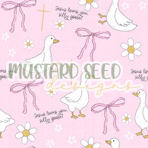 Op de afbeelding: Een herhalend patroon op een roze achtergrond met witte ganzen, roze strikken, madeliefjes, sterren en de tekst "Jesus loves you, silly goose!" en "Mustard Seed Designs". Het ontwerp heeft een grillige, landelijke uitstraling.