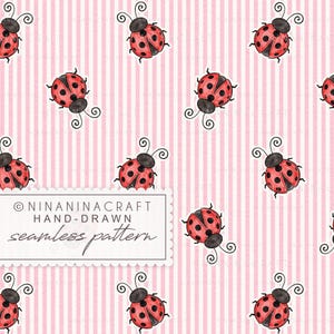 Könnte beinhalten: Ein nahtloses Muster mit roten Marienkäfern mit schwarzen Punkten und Fühlern, auf einem rosa-weiß gestreiften Hintergrund. Die Marienkäfer sind handgezeichnet. Der Text "NINANINACRAFT HAND-DRAWN seamless pattern" befindet sich unten links.