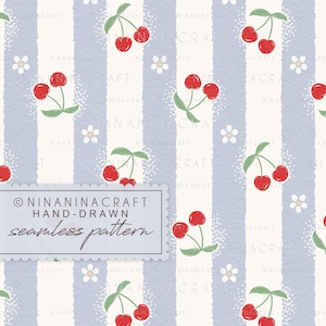 Op de afbeelding: Een naadloos patroon met verticale lichtblauwe en gebroken witte strepen, versierd met rode kersen aan groene steeltjes en kleine witte bloemetjes. Een rechthoekig label toont de tekst NINANINACRAFT HAND-DRAWN seamless pattern.