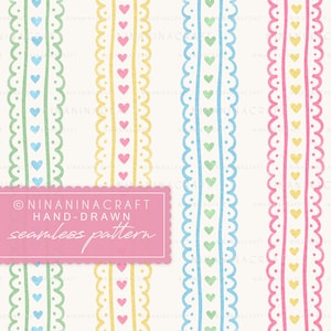 Peut inclure: Un motif sans couture avec des rayures verticales aux couleurs pastel : vert, jaune, bleu et rose. Chaque rayure a un bord festonné et est ornée de motifs en forme de cœur. Le texte "NINANINACRAFT HAND-DRAWN seamless pattern" est visible.