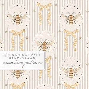 Könnte beinhalten: Nahtloses Muster mit Bienen, Schleifen und Sternen auf gestreiftem Hintergrund. Die Bienen befinden sich auf geschwungenen Kreisen. Goldene Schleifen und Sterne sind verstreut. Der Text "NINANINACRAFT HAND-DRAWN seamless pattern" befindet sich unten links.