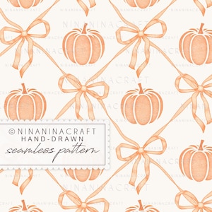 Könnte beinhalten: Ein nahtloses Muster mit Aquarellkürbissen und -bändern in Orange- und Pfirsichtönen auf cremefarbenem Hintergrund. Das Design zeigt handgezeichnete Kürbisse und Schleifen, die ein herbstliches Thema hervorrufen. Der Text "NinaninaCraft Hand-Drawn seamless pattern" ist ebenfalls sichtbar.