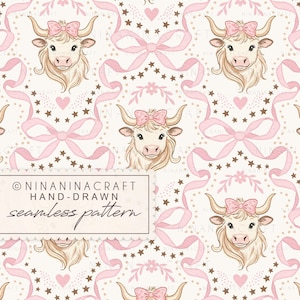 Puede incluir: Patrón sin costuras con ilustraciones de vacas de las Tierras Altas con lazos rosas, rodeadas de cintas rosas, estrellas y corazones sobre un fondo crema. También está presente el texto "NinaninaCraft Hand-Drawn seamless pattern".