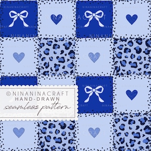 Puede incluir: Un patrón digital sin costuras con una cuadrícula de cuadrados alternos en tonos azules. El diseño incluye lazos blancos, corazones azules sólidos y motivos de estampado de leopardo azul oscuro. Una etiqueta blanca muestra el texto NINANINACRAFT HAND-DRAWN seamless pattern.