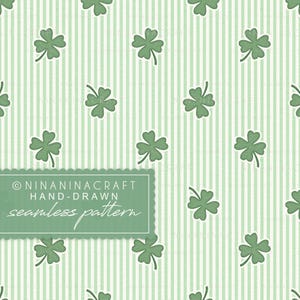 Puede incluir: Un patrón sin costuras con tréboles verdes de cuatro hojas sobre un fondo a rayas verde claro y blanco. El diseño incluye el texto "NINANINACRAFT HAND-DRAWN seamless pattern" en un marco rectangular verde.
