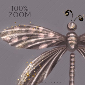 Peut inclure: Illustration num&eacute;rique d'une libellule avec un corps et des ailes marron m&eacute;tallis&eacute;. Les ailes pr&eacute;sentent un motif de cercles rose clair et des accents de paillettes dor&eacute;es. Le texte "100% ZOOM" est en haut.