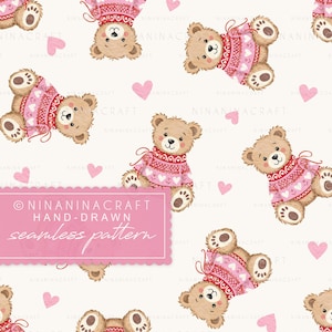 Könnte beinhalten: Ein sich wiederholendes Muster aus Aquarell-Teddybären, die rosa Pullover mit weißen Herzmustern tragen. Die Bären sind auf einem cremefarbenen Hintergrund mit rosa Herzen verstreut. Der Text "NINANINACRAFT HAND-DRAWN seamless pattern" befindet sich in einem rosa Rechteck.