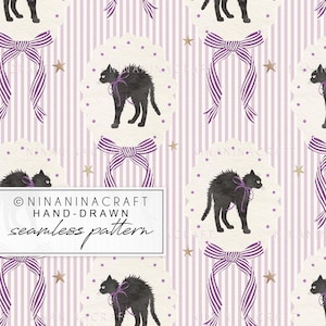 Könnte beinhalten: Nahtloses Muster mit schwarzen Katzen mit lila Schleifen, vor einem Hintergrund aus vertikalen Streifen und Schleifen in Lila und Weiß. Goldene Sterne und der Text "NINANINACRAFT hand-drawn seamless pattern" sind ebenfalls enthalten.