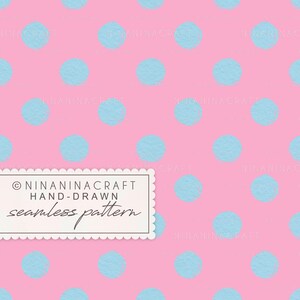 Könnte beinhalten: Nahtloses Muster mit hellblauen Punkten auf rosa Hintergrund. Das Design enthält den Text "© NINANINACRAFT HAND-DRAWN seamless pattern" in einem weißen, zahnförmigen Rahmen. Die Punkte sind gleichmäßig verteilt.