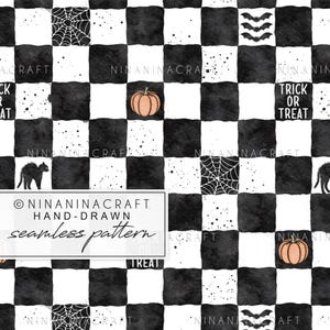 Puede incluir: Un patrón sin costuras con temática de Halloween con un diseño de tablero de ajedrez en blanco y negro. El patrón incluye calabazas, murciélagos, telarañas y gatos negros. El texto "Trick or Treat" está presente. Las palabras "NinaninaCraft" y "hand-drawn seamless pattern" también son visibles.