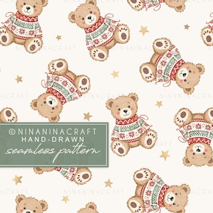 Op de afbeelding: Naadloos patroon met schattige teddyberen in feestelijke truien met rode, groene en witte ontwerpen. De beren zijn verspreid over een crèmekleurige achtergrond met gouden sterren. De tekst "NINANINACRAFT HAND-DRAWN seamless pattern" is ook aanwezig.