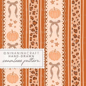 Könnte beinhalten: Ein nahtloses Muster mit Kürbissen, Schleifen und Sternen in Orange- und Brauntönen. Das Design umfasst vertikale Streifen, gewellte Ränder und einen Leopardenmuster-Druck. Der Text "NINANINACRAFT HAND-DRAWN seamless pattern" ist ebenfalls sichtbar.