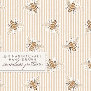 Peut inclure: Un motif sans couture avec des abeilles dessinées à la main sur un fond rayé. Les abeilles présentent des marques marron et beige, et le fond est orné de rayures verticales beiges claires. Le texte "NININACRAFT HAND-DRAWN seamless pattern" est également visible.