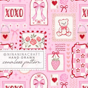 Può includere: Motivo senza cuciture rosa con elementi romantici. Presenta immagini incorniciate di un orsacchiotto, rose e una fragola, insieme a cuori, fiocchi e il testo "XOXO". Il motivo è disegnato a mano.